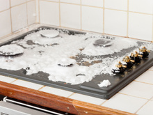 Plaques de cuisson : la technique rapide pour les dégraisser sans effort