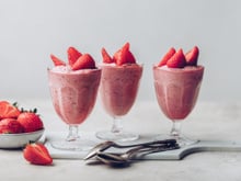 Profitez de la saison des fraises avec ce dessert nuageux et léger imaginé par Laurent Mariotte