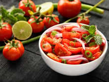 L'erreur que l'on fait tous en jetant l'eau de notre salade de tomates qui vaut pourtant de l'or