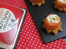 Roulés de saumon au roquefort, pignons de pin et poires sur pain d'épices