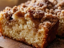 Entre l’un et l’autre, Laurent Mariotte n’a pas pu choisir et propose simplement un cake crumble poire et chocolat !