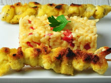 Brochettes de dinde pannées et son risotto aux poivrons rouges