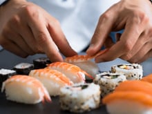 Apprenez à façonner des sushis maison