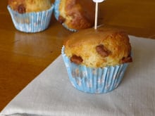 Muffins sans beurre à la compote, fève tonka et pépites de Pralinoise