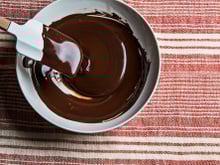 Faire fondre le chocolat au micro-ondes : les astuces pour ne pas le brûler et obtenir une préparation lisse et brillante !