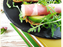 Roquette au jambon cru et la mousse d'avocat