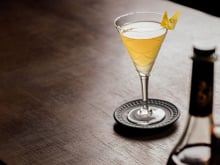 Cocktail à base de champagne, angostura et cognac