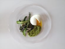 Asperges rôties au parmesan et œuf mollet
