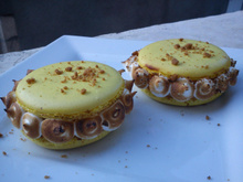 Tarte au citron meringuée servie en macarons
