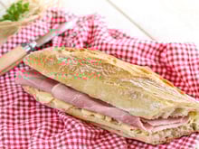 "Et vous, jambon beurre ou burger ?"