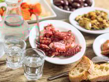 Boire de l’eau en mangeant du poulpe : on écoute nos grand-mères ou pas ?