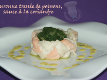 Couronne tressée de poissons aux épinards, sauce à la coriandre