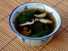 Soupe aux shiitakes et aux épinards