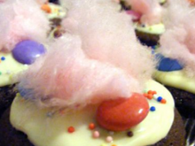 Cupcakes citron vert - pavot, chantilly framboises - pralines