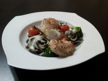 Cabillaud snacké au sésame et ses pâtes tomates et brocolis et son émulsion de persil