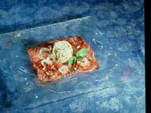 Sur un carpaccio de thon frais, la salade de riz de Camargue à la menthe fraîche