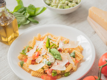 Fusilli aux fèves, bacon et parmesan