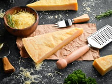 Parmesan : 4 alternatives véganes bluffantes pout vos plats !