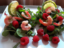 Coupes de salade crevettes et framboises