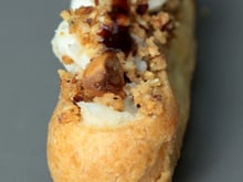 Mini éclairs compotée de poires aux raisins, roquefort Papillon, crumble de noisettes sirop de Liège balsamiqué