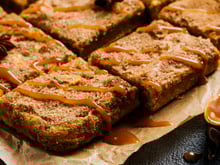 Blondie au sésame noir : le gâteau ultra gourmand à préparer ce week-end