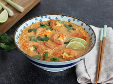 Soupe thaï au curry rouge, crevettes et vermicelles de riz  : la recette qui réchauffe et régale à tous les coups !