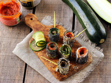 Makis de courgette et radis noir, olivade et délice de tomate séchée.