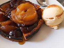 Tarte tatin de pêches rôties et son sorbet au chocolat au lait