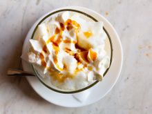 Hélène Darroze partage la délicieuse recette d’île flottante de sa grand-mère !