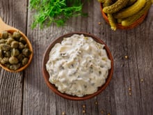 “C’est comme ça que je l’aime” : Philippe Etchebest dévoile sa méthode pour une sauce tartare parfaite et tranche un débat autour de la recette !