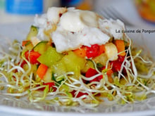 Salade de concombre, melon, poivron, mozzarella et crabe