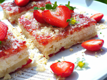 Carrés aux fraises fraîches et flocons d'avoine 