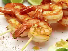 Brochettes de crevettes marinées au barbecue
