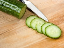 Parfaite pour l’été, cette recette de tagliatelles de concombre au saumon fumé va bluffer toute la famille