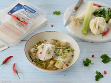 Morue pochée au lait de coco, curry de légumes