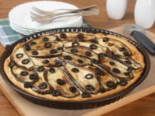 Tarte aux aubergines, féta et olives noires