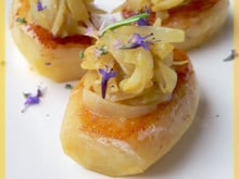 Pommes de terre fondantes, compotée d'oignon anchois et moutarde