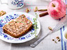 Gâteau aux pommes, noix et cannelle