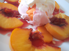 Pêches flambées et glace vanille