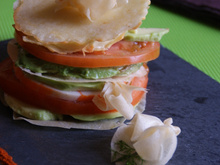 Mille-feuilles estival avocat-surimi chapeauté d'un biscuit au parmesan fourré à la mayonnaise-petit suisse