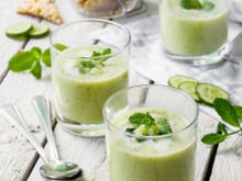 Gaspacho de concombre au yaourt grec et à la menthe