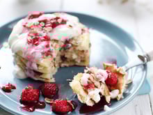 Pancakes au Muesli Bio de Jordans, coulis ricotta & miel et framboises écrasées