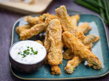 Courgettes panées au four, sauce yaourt et ciboulette