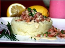 Pommes de terre aux crevettes grises, sauce hollandaise