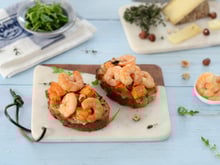 Tartine gratinée à la patate douce, tomme, roquette et crevettes