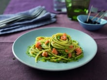 Spaghetti au pesto genovese et au saumon