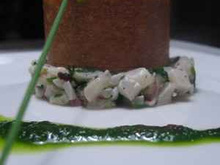 Tartare de noix Saint-Jacques de Normandie, croustillant de pomme acidulée aux graines germées, jus de cresson sauvage