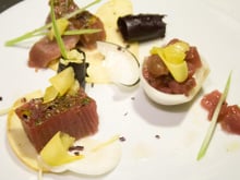 Déclinaison de thon et fines découpes de légumes et fruits