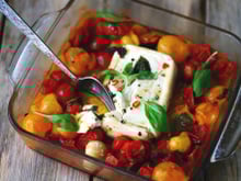 Connaissez-vous la Feta Psiti, cette délicieuse feta rôtie au four avec ses légumes confits ?