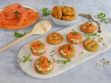 Mini-focaccia au fromage fouetté et saumon fumé